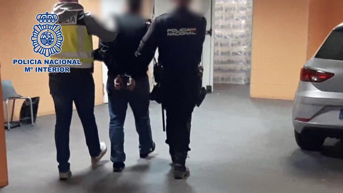 Detienen 'in fraganti' a unos ladrones de casas en el centro de Alicante -  Información