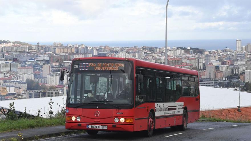 Autobús de la línea de la UDC, la que más emplean los usuarios menores de 25 años. | Carlos Pardellas