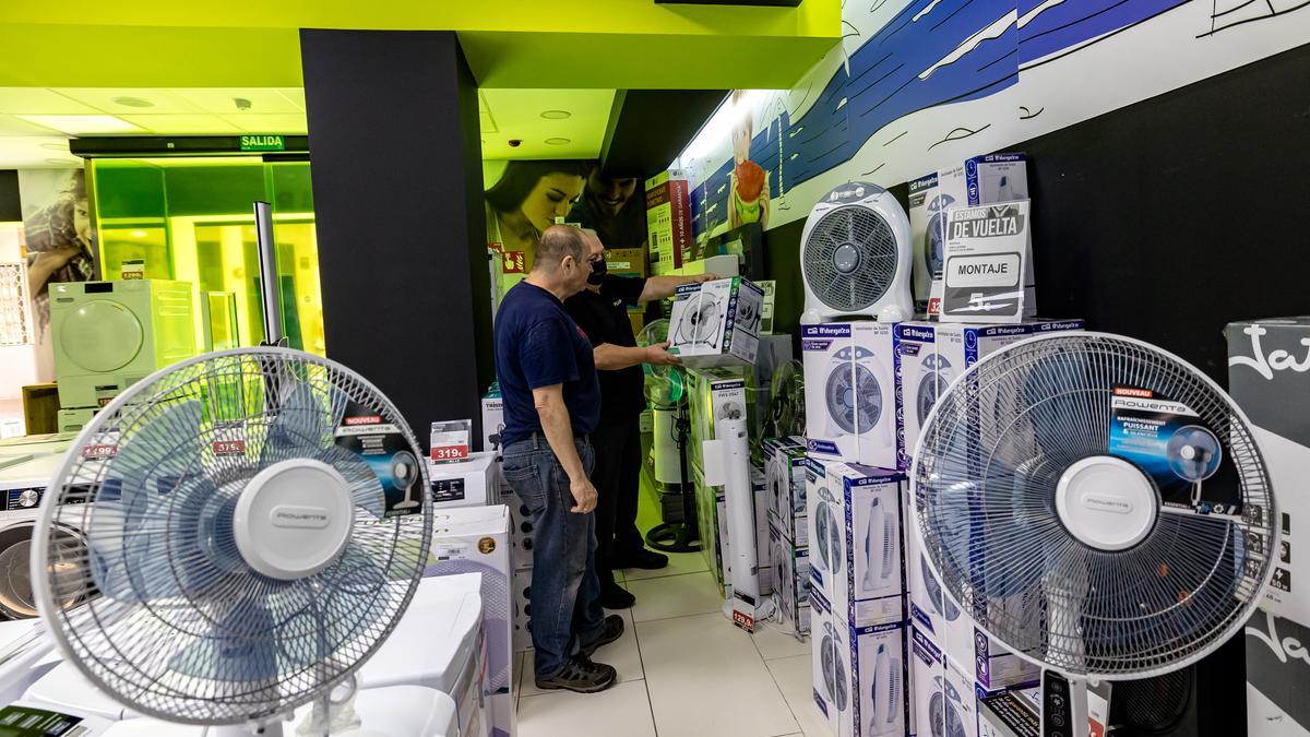 La venta de ventiladores y aires acondicionados está disparada estos días debido al intenso calor.