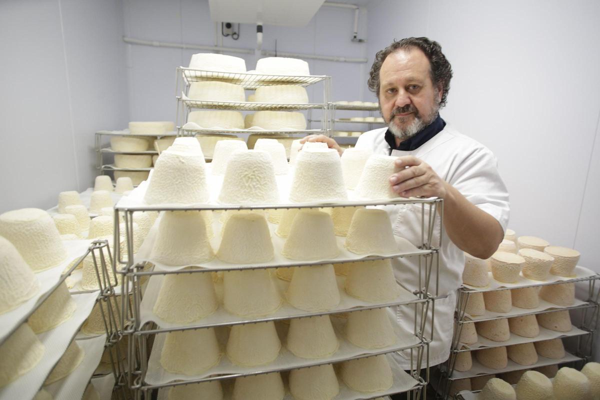 PASCUAL CABAÑOS, EN SU QUESERIA.