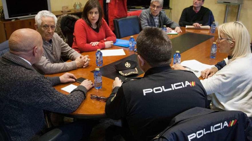 El subdelegado del Gobierno reunido con vecinos del Casco Histórico y Azeco.