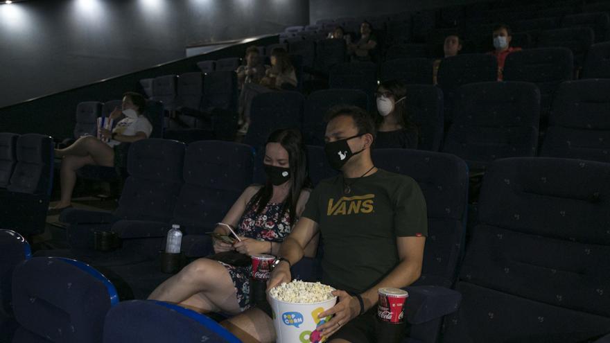 Una pareja en una sala de cine.