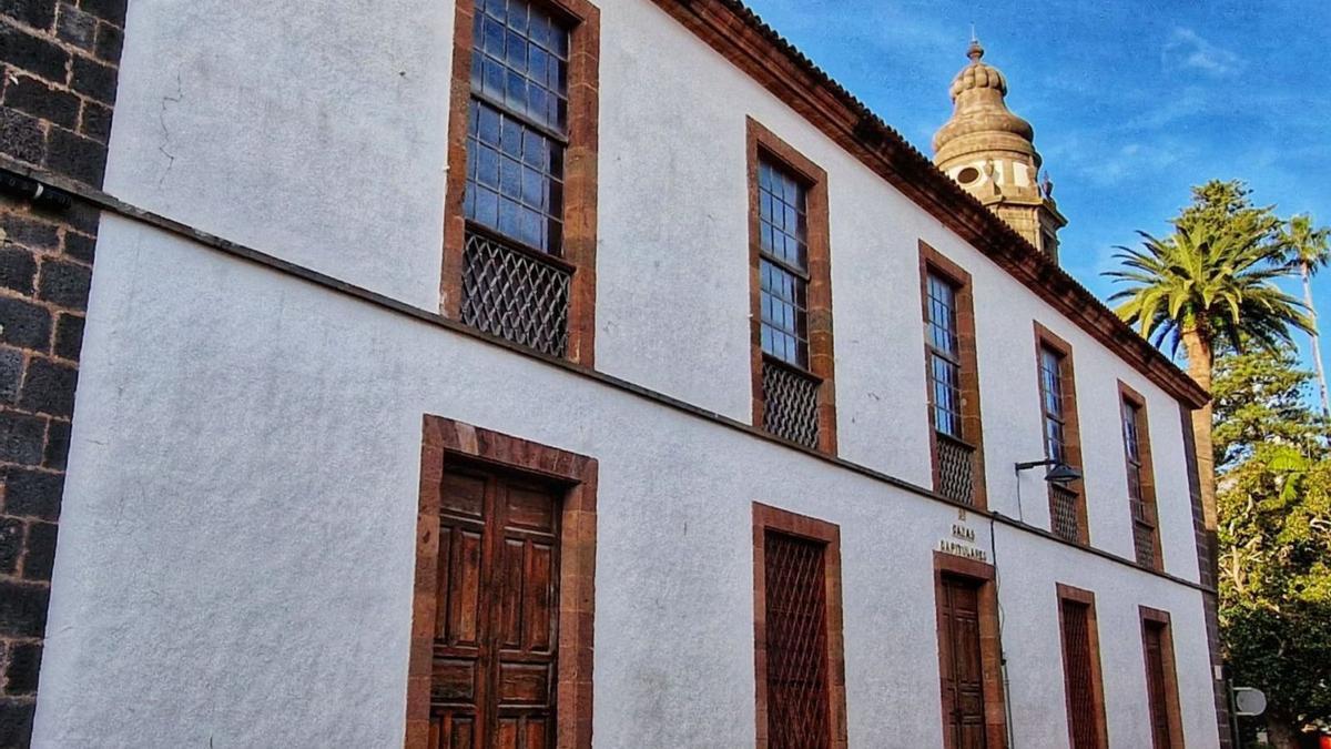 Entrada por el interior de la Catedral a Las Casas Capitulares.