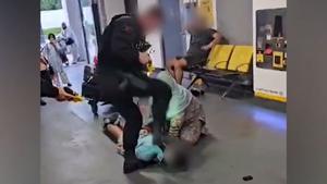 Un policía pisotea a un hombre en el aeropuerto de Manchester
