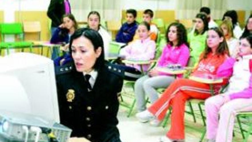 La Policía vuelve a los colegios el próximo mes