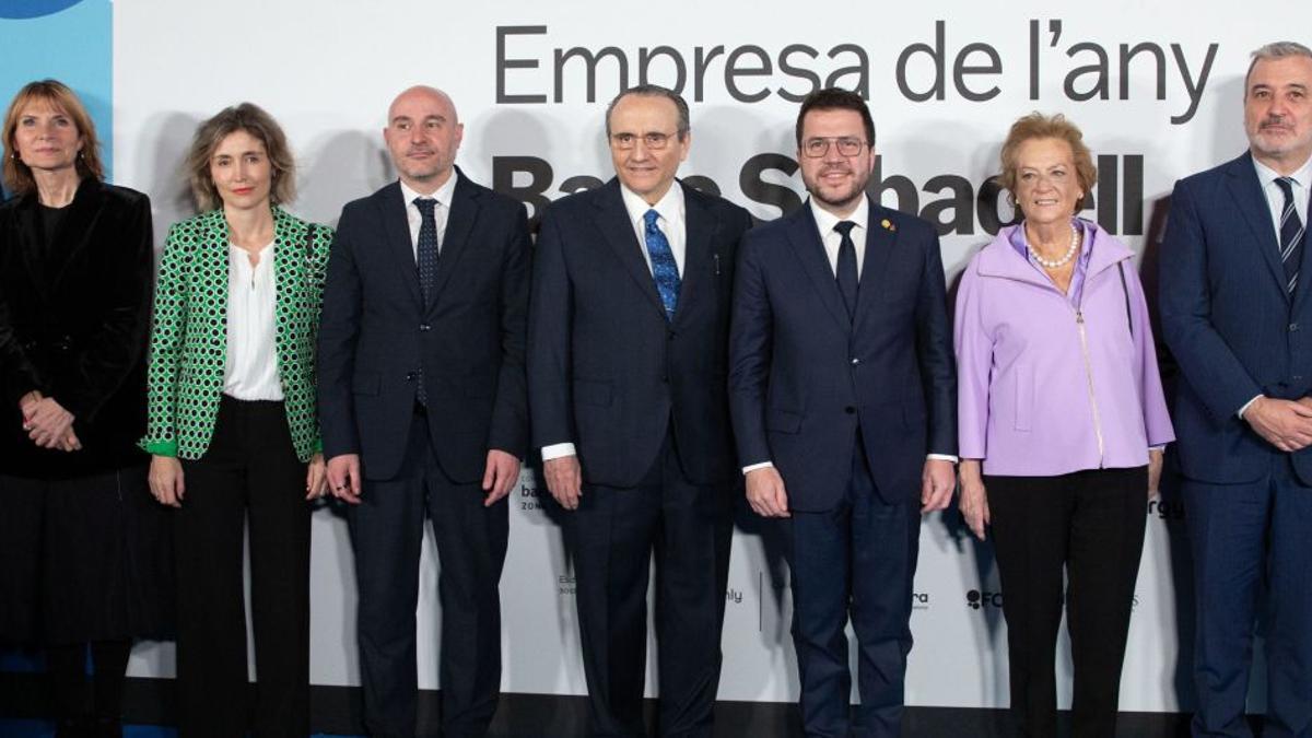 D’esquerra a dreta, Maria Eugènia Gay (tinenta d’alcaldia de Barcelona), Albert Sáez (EL PERIÓDICO), Lluïsa Moret (Diputació de Barcelona), Ainhoa Moll (Prensa Ibérica), Carlos Prieto (delegat del Govern), Javier Moll (Prensa Ibérica), Pere Aragonès (president de la Generalitat), Arantza Sarasola (Prensa Ibérica), Jaume Collboni (alcalde de Barcelona), Natàlia Mas (consellera d’Economia) i Aitor Moll (Prensa Ibérica), ahir a la nit. | ELISENDA PONS