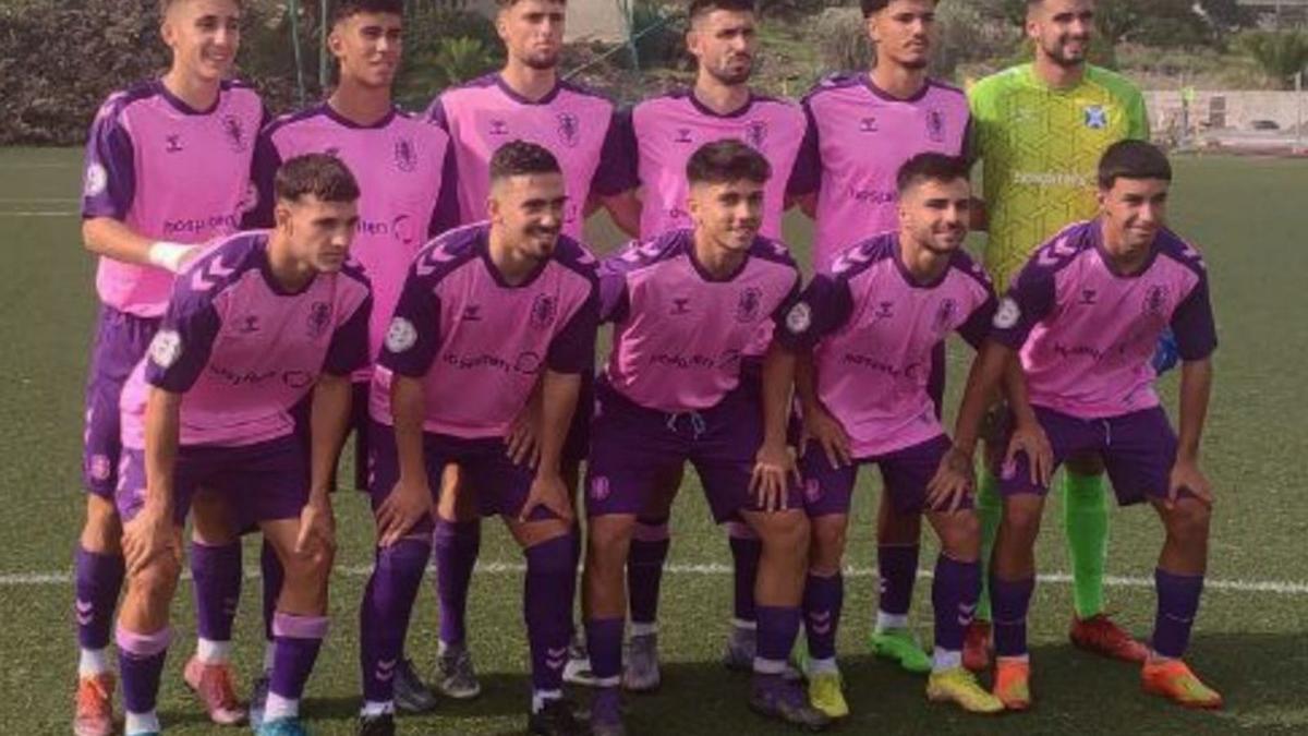 Formación inicial del CD Tenerife ayer en Arucas. | | CDT