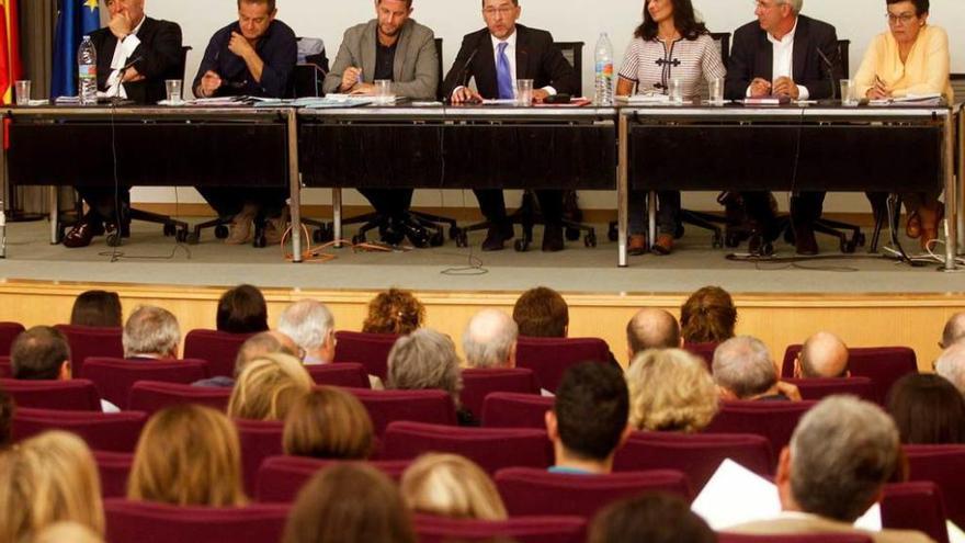 Alonso, en el centro, rodeado de toda su plana mayor en Educación.