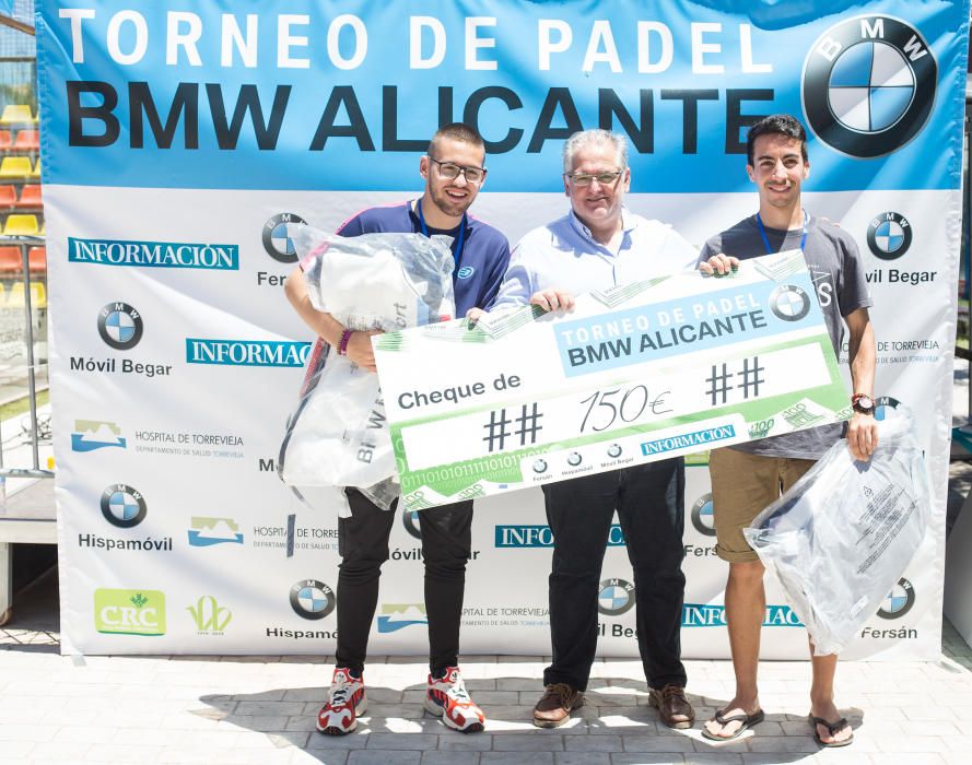 Subcampeones 2ª categoría masculina: Cristian Rivero y Antonio Palacios. Entrega el premio Fernando García, gerente de Hispamóvil