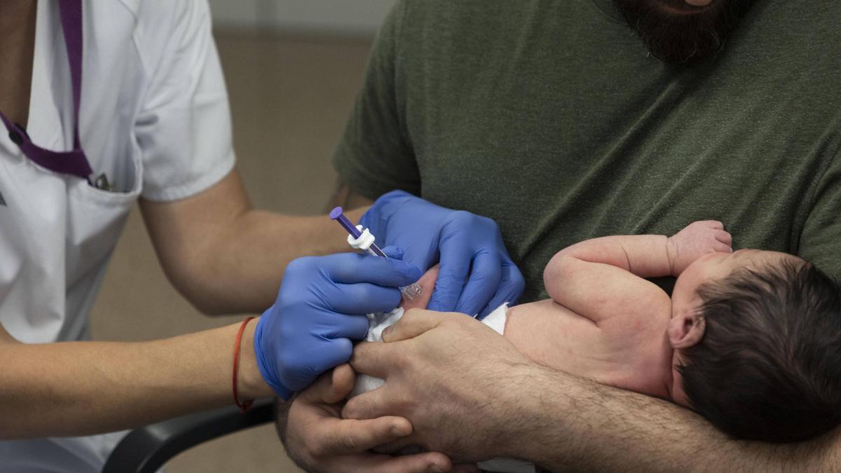 Uno de los primeros vacunados contra el VRS en al nueva campaña.