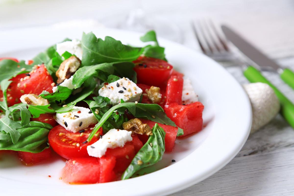 Ensalada de tomate, sandía y queso feta con aceite de cúrcuma.