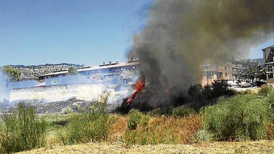 Evacuados 20 niños de un centro infantil de Plasencia por otro fuego de pasto