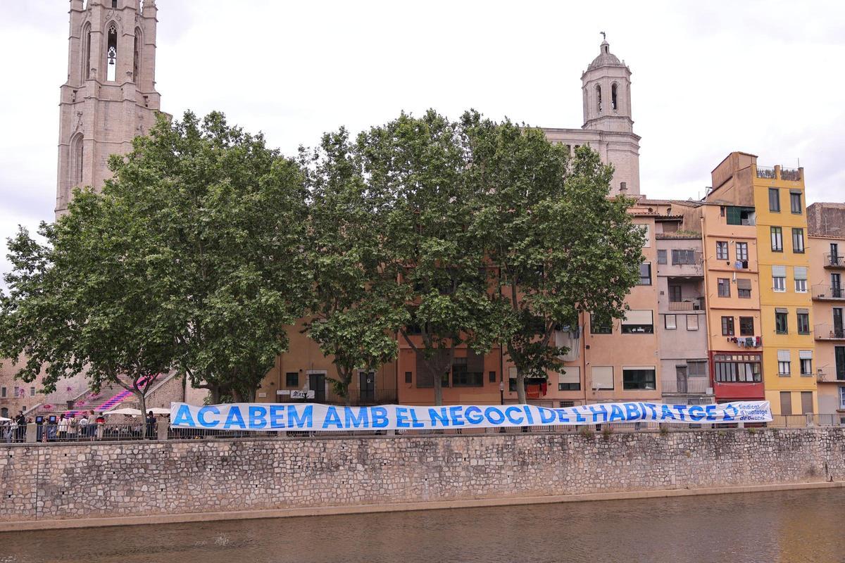 La pancarta penajda pel Sindicat d'Habitatge de Girona.