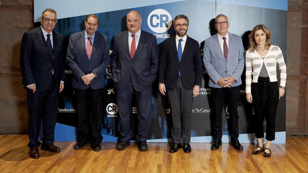Albert Saez, director general de contenidos de Prensa Ibérica, Alex Sopeña, director general de 'CRónicas', Sergi Loughney, director general adjunto de asuntos corporativos de Fundación ‘la Caixa’, Aitor Moll, consejero delegado de Prensa Ibérica, Francesc Boya, secretario general para el Reto Demográfico y Ainhoa Moll, directora editorial de Prensa Ibérica.