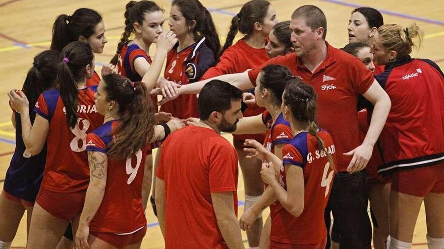 La plantilla del Grupo Covadonga, con su entrenador.