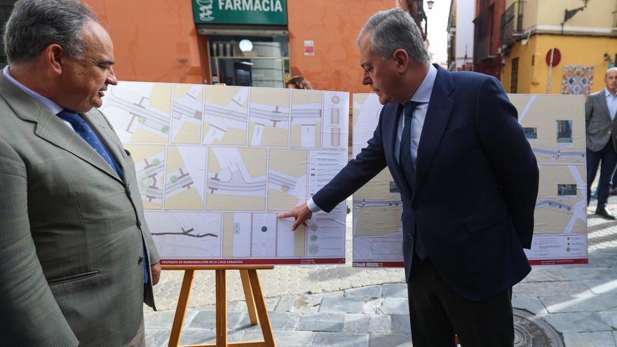 El alcalde de Sevilla, junto a uno de los paneles explicativos con el proyecto de repavimentación de la calle Zaragoza.