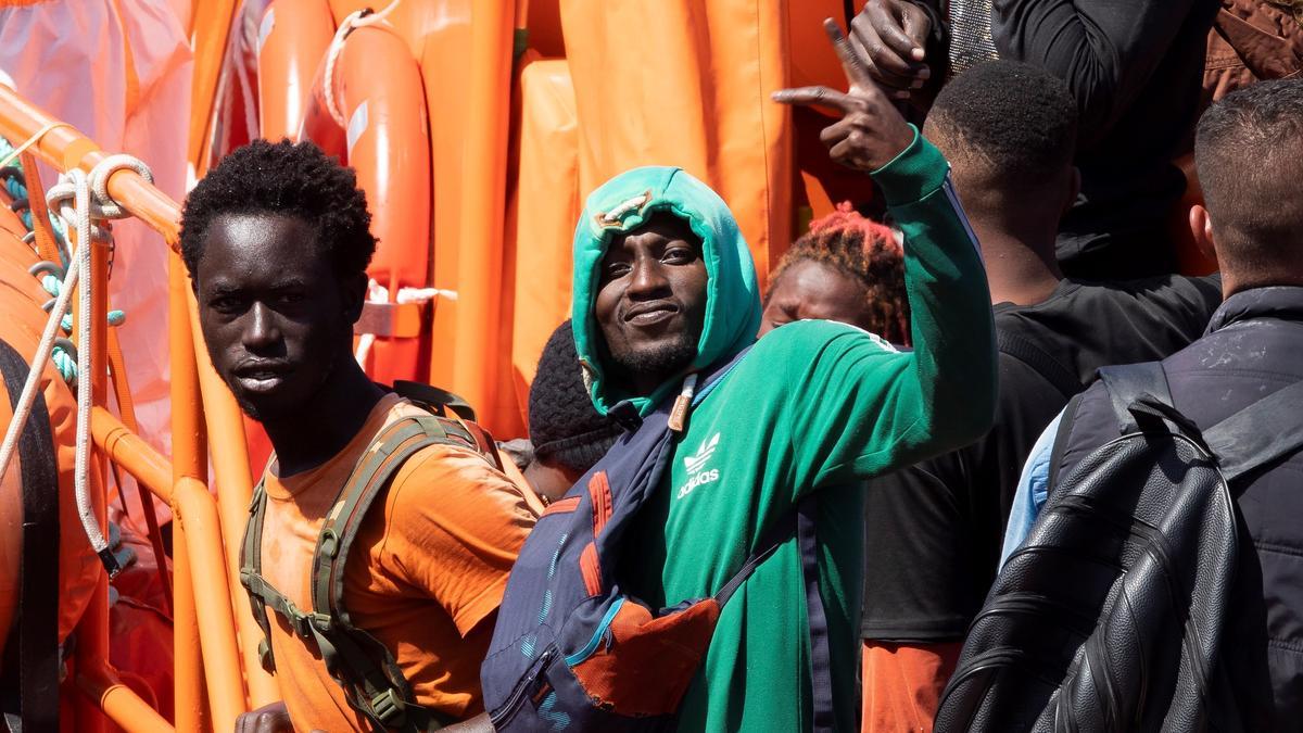 Migrantes, ayer, en el Muelle de Arguineguín tras ser rescatados por Salvamento Marítimo al sur de Gran Canaria.