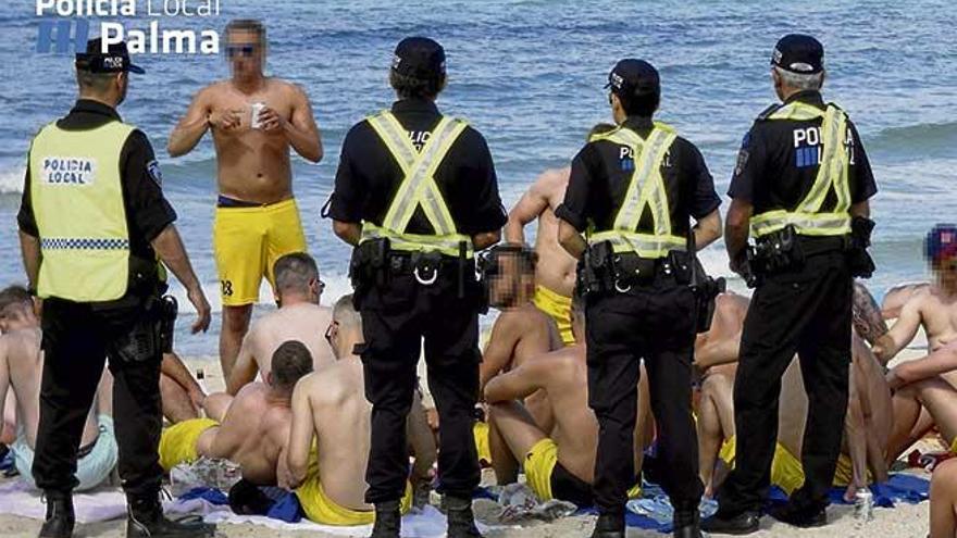 Los agentes, ante un numeroso grupo de turistas que estaba bebiendo en la playa.