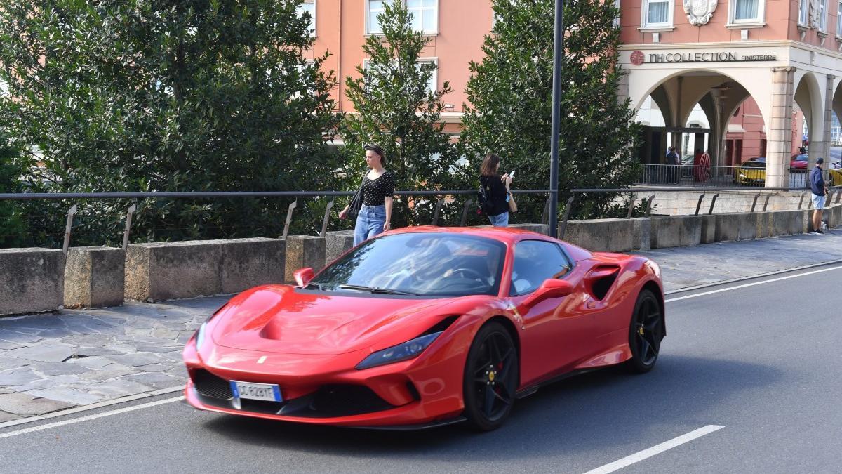 Un grupo de turistas de Singapur conducen Ferraris alquilados en A Coruña