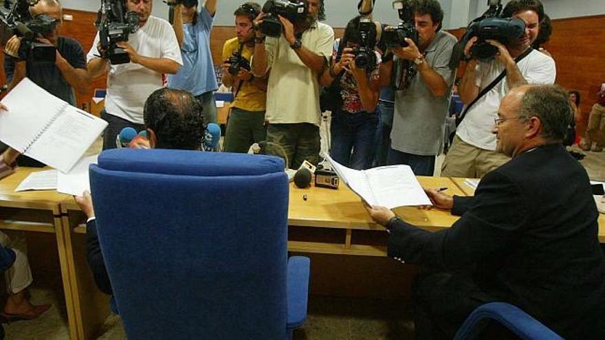 El presidente de la Diputación, José Joaquín Ripoll, de espaldas, junto al presidente de la Audiencia Provincial, Vicente Magro, en la presentación de los cursos