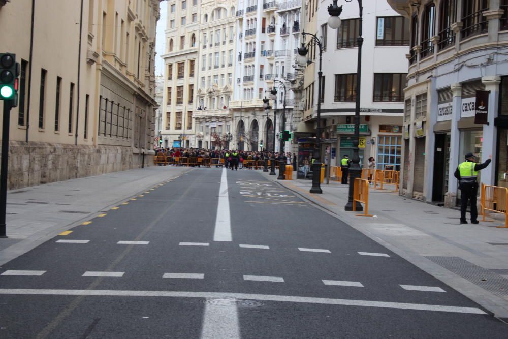 Inusitado aspecto de la calle Periodista Azzati con las nuevas normas de seguridad para la "mascletà".