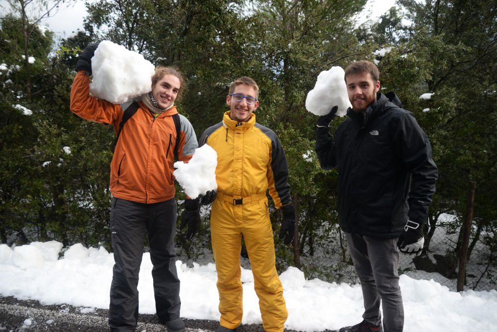 Los mallorquines salen a jugar con la nieve