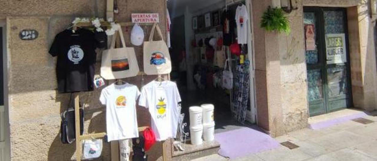 La fachada de la tienda de souvenirs Cangas Galicia, en el Paseo de Eugenio Sequeiros.   | // FDV