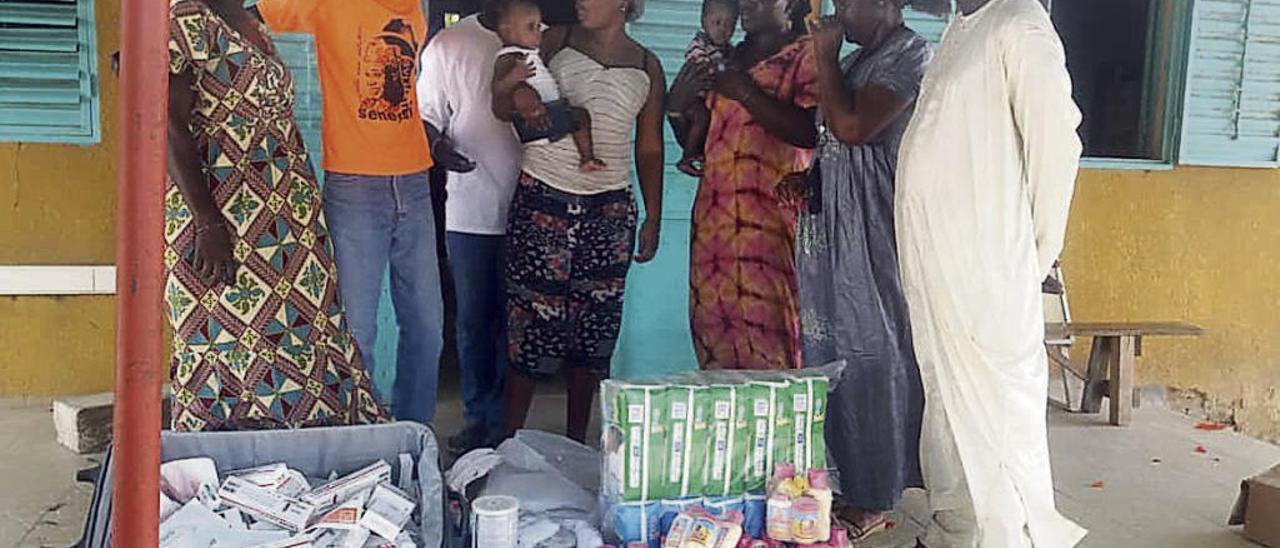 Parte del personal del orfanato de Mbour, donde Avimun realizó una donación de material sanitario y víveres.