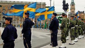 Parada militar frente al palacio real de Estocolmo.