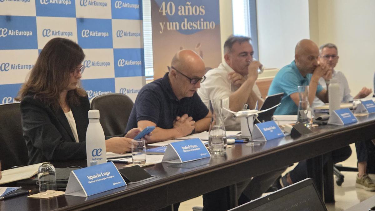 Richard Clark, el Ceo de la aerolínea, junto a sus colaboradores