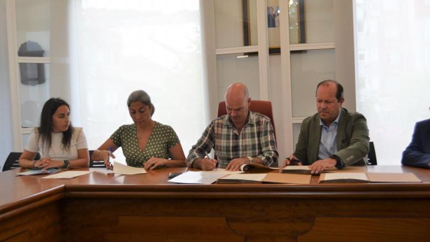 La firma del convenio, ayer en Bueu, entre la Mancomunidade do Morrazo y Sogama. |   // FDV