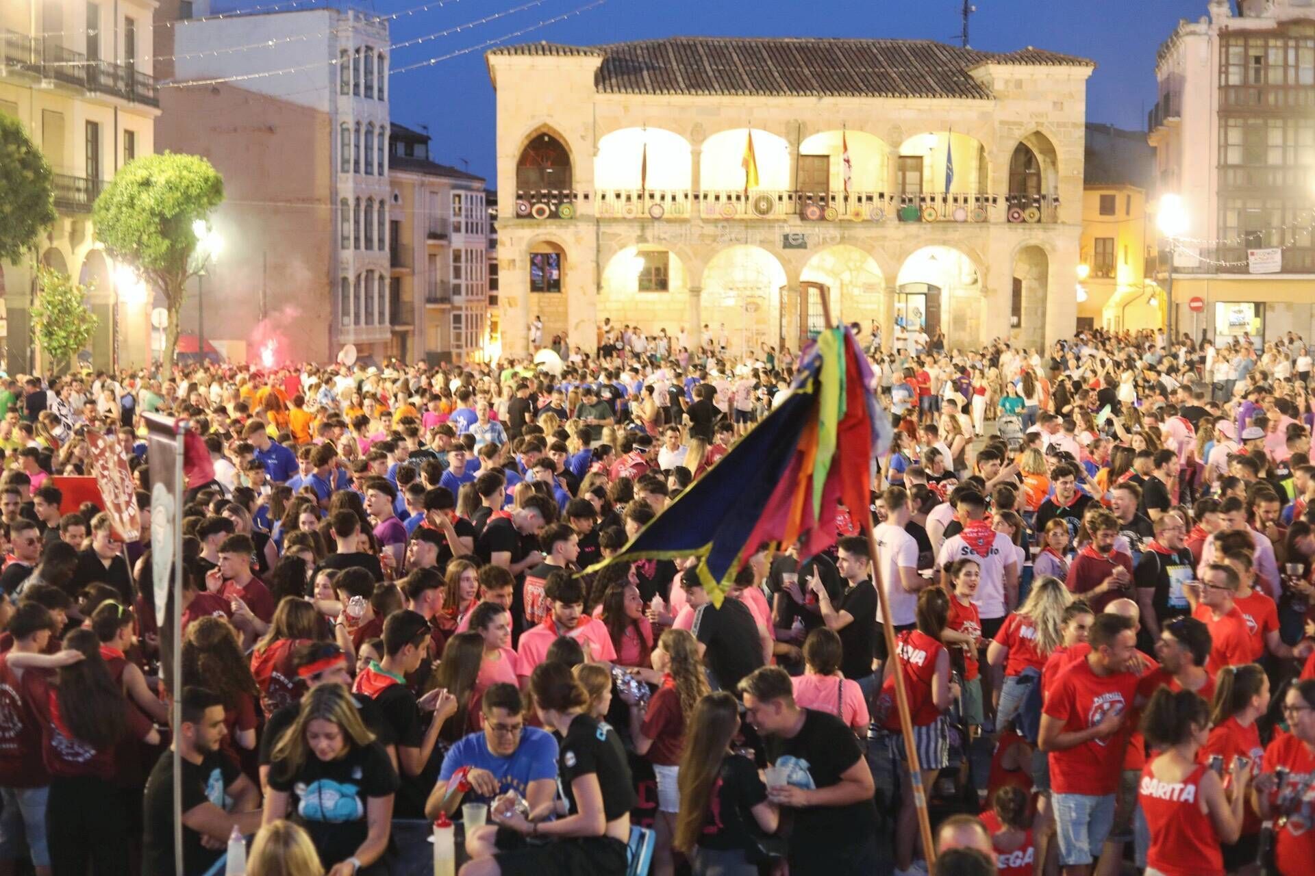 ¿Has estado en el desfile de peñas de San Pedro? Búscate en nuestra galería