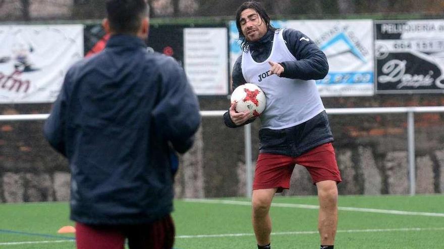 Luismi da indicaciones durante un entrenamiento. // Rafa Vázquez