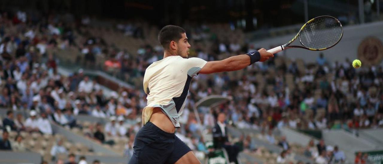 Carlos Alcaraz devuelve una bola en su primer partido en la central de Roland Garros.  efe/martin divisek