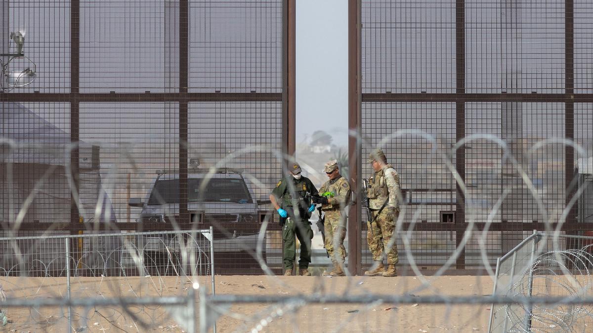 La Guardia Nacional de Texas y la Patrulla Fronteriza cerca de la frontera entre México y Estados Unidos.