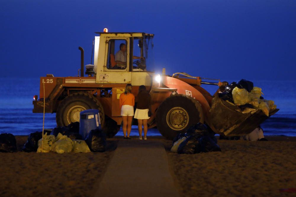 Recogida de residuos en la noche de San Juan en València