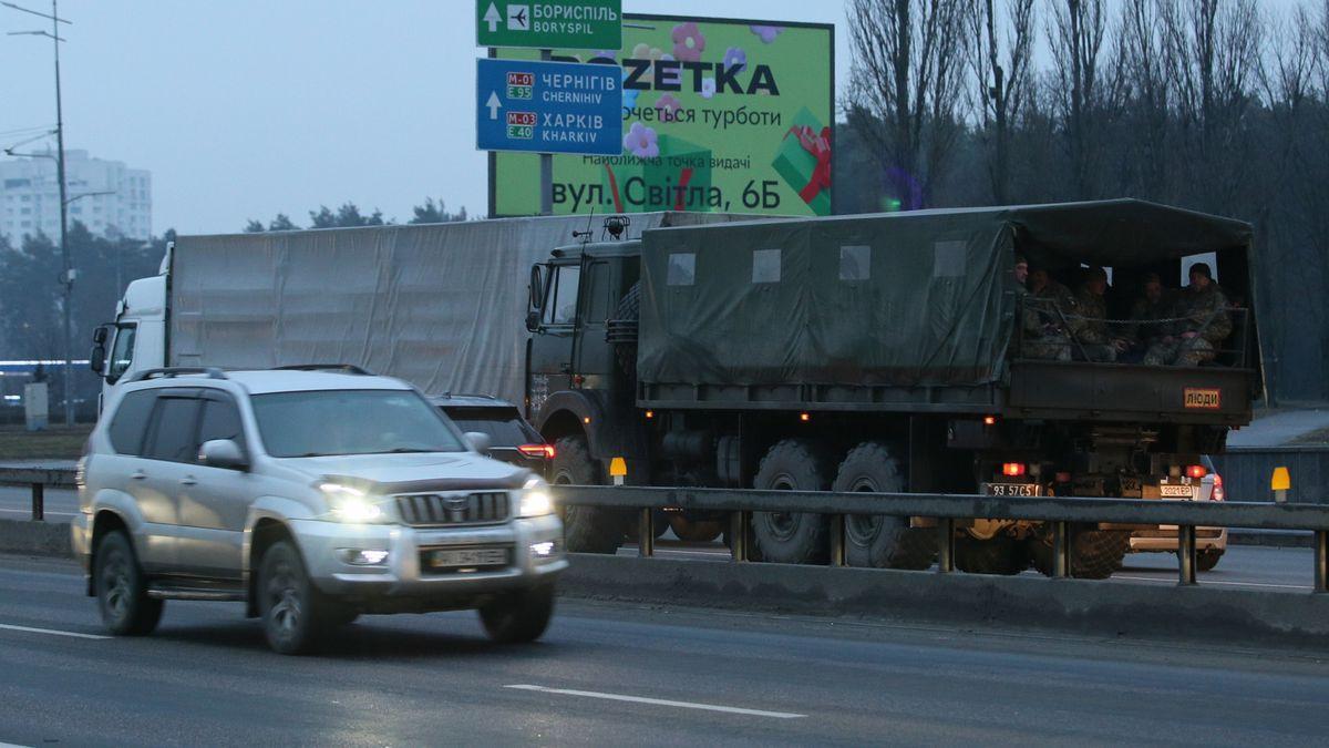 Un vehículo militar se dirige a Kiev, capital de Ucrania.