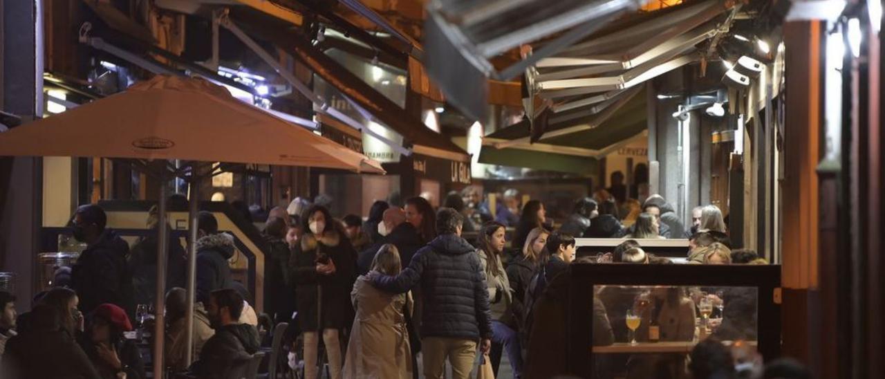 Carrer amb terrasses de bars plenes en una foto d’arxiu. | EUROPA PRESS