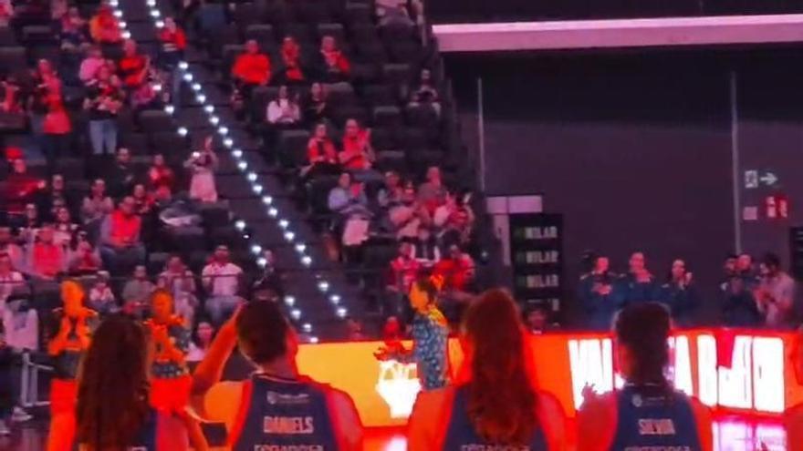 El Valencia Basket ofreció la Copa a su afición en el Roig Arena