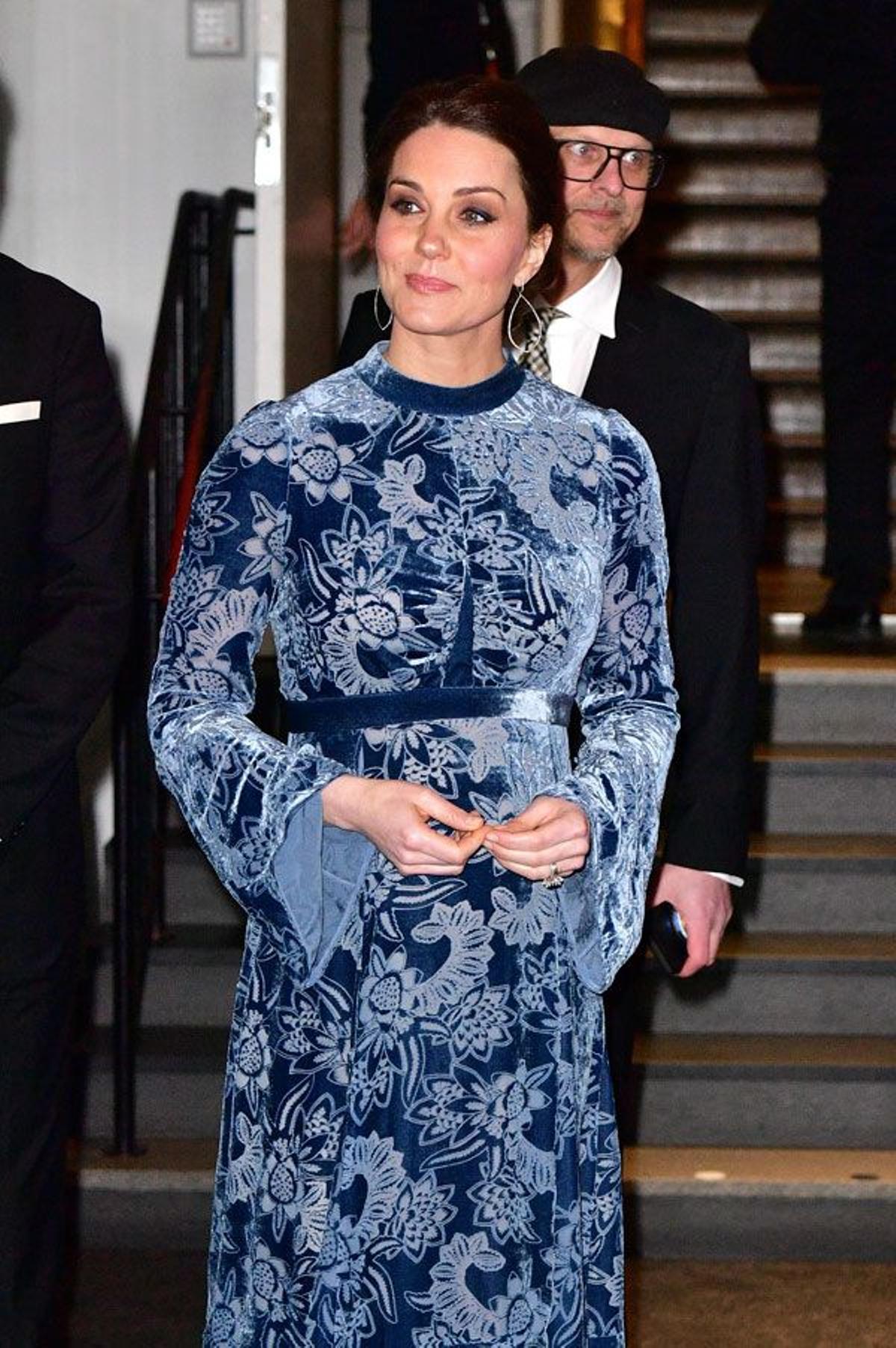 El look de Kate Middleton con vestido azul de terciopelo de Erdem en Suecia