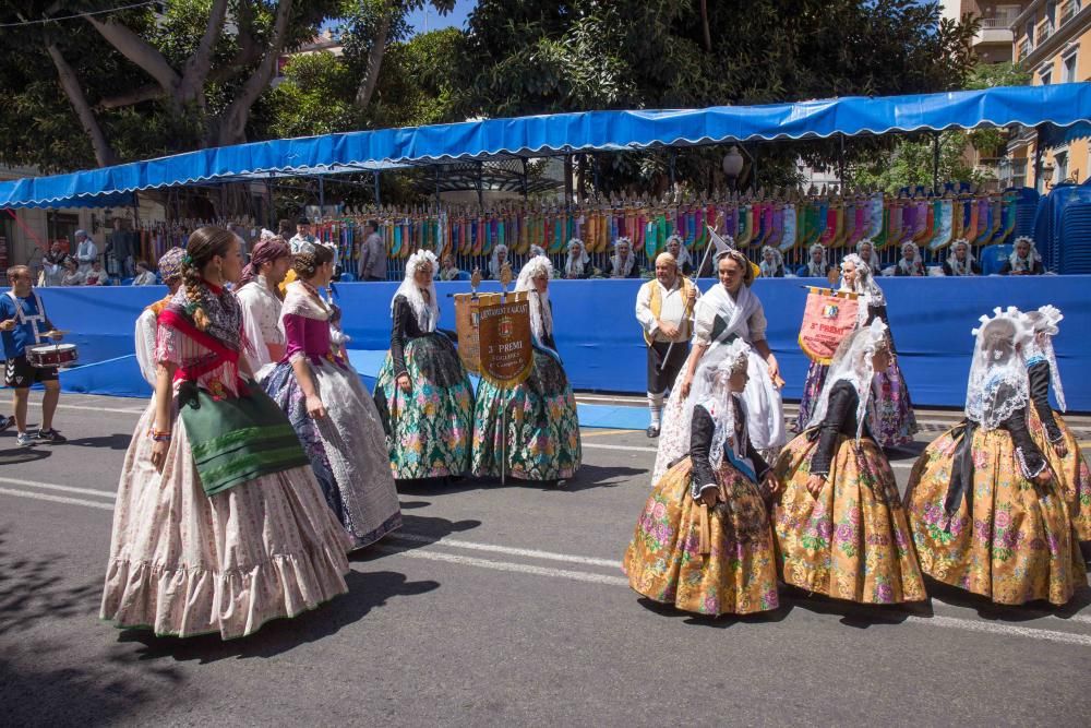 El Desfile de Entrega de Premios culmina con la entrega de más de 600 galardones a hogueras y barracas