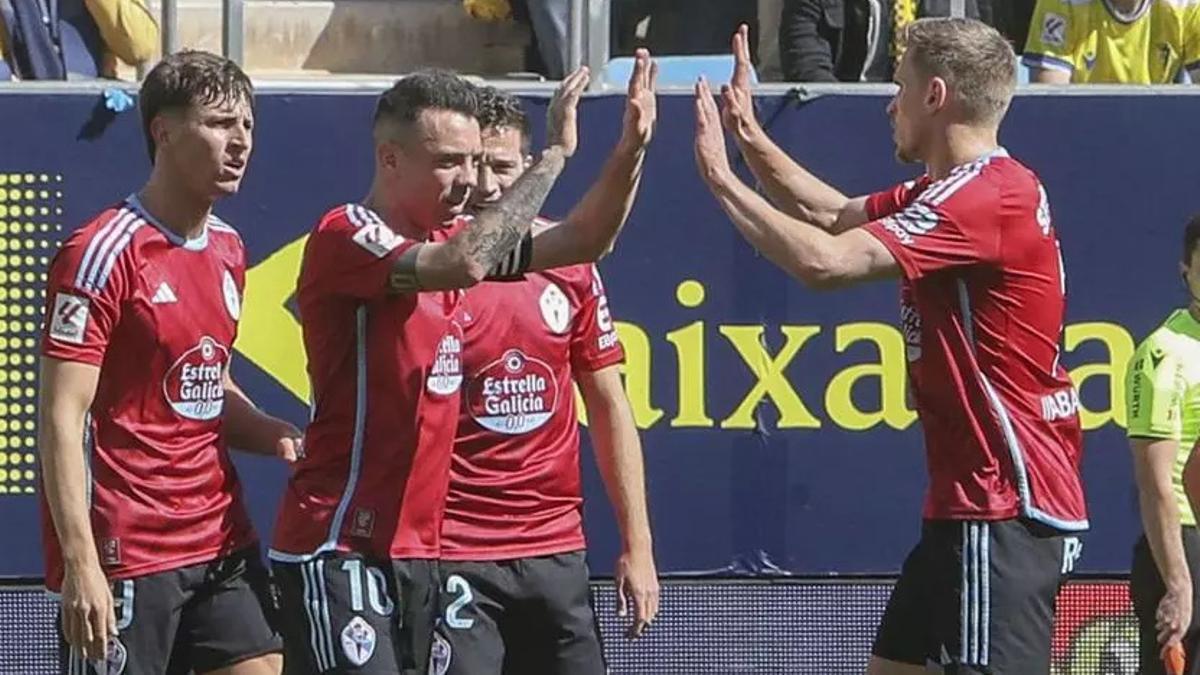 Iago Aspas celebra con Carl Starfelt su gol al Cádiz en el partido del pasado domingo  en el Nuevo Mirandilla.