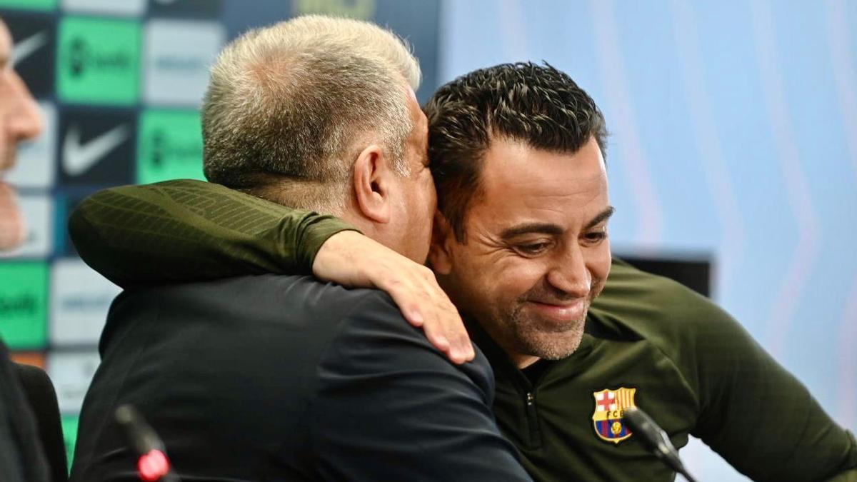 Laporta abraza a Xavi en la rueda de prensa en la que anunció la continuidad del técnico.