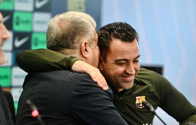 Laporta abraza a Xavi en la rueda de prensa en la que anunció la continuidad del técnico.