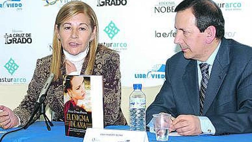 María Teresa Álvarez, ayer, en Libroviedo, junto a Luis Martín Muñiz.