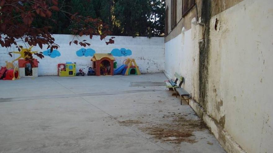 Urbanismo acondicionará la fachada del patio del colegio