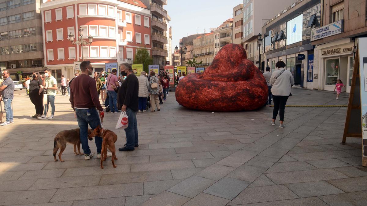 La &quot;caca&quot; de plástico gigante y los carteles instalados en el centro de la ciudad.