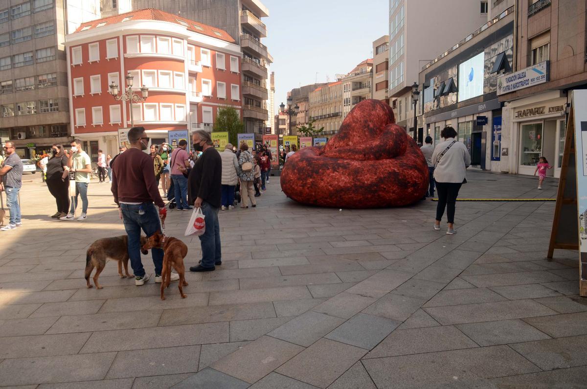 La "caca" de plástico gigante y los carteles instalados en el centro de la ciudad.