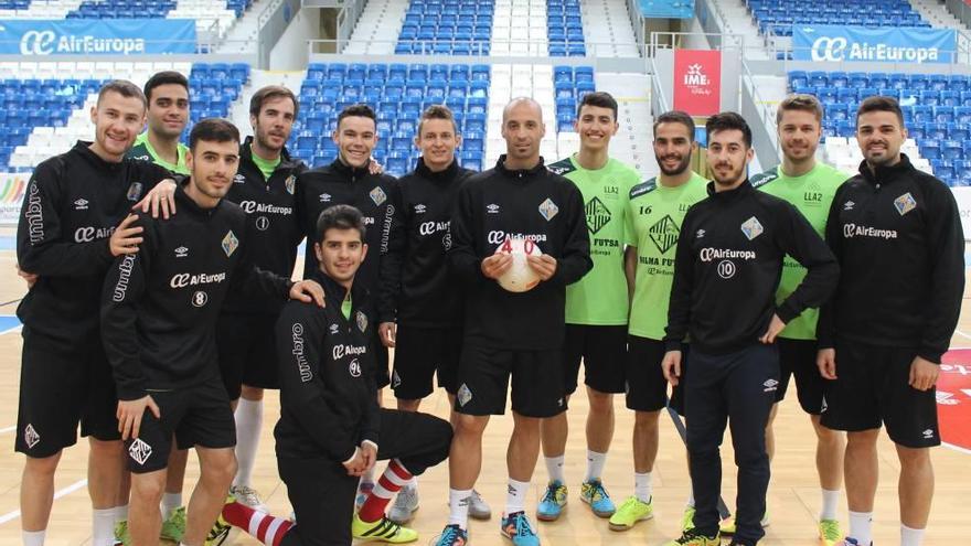 Vadillo posa junto al resto de la plantilla del Palma, ayer en Son Moix.