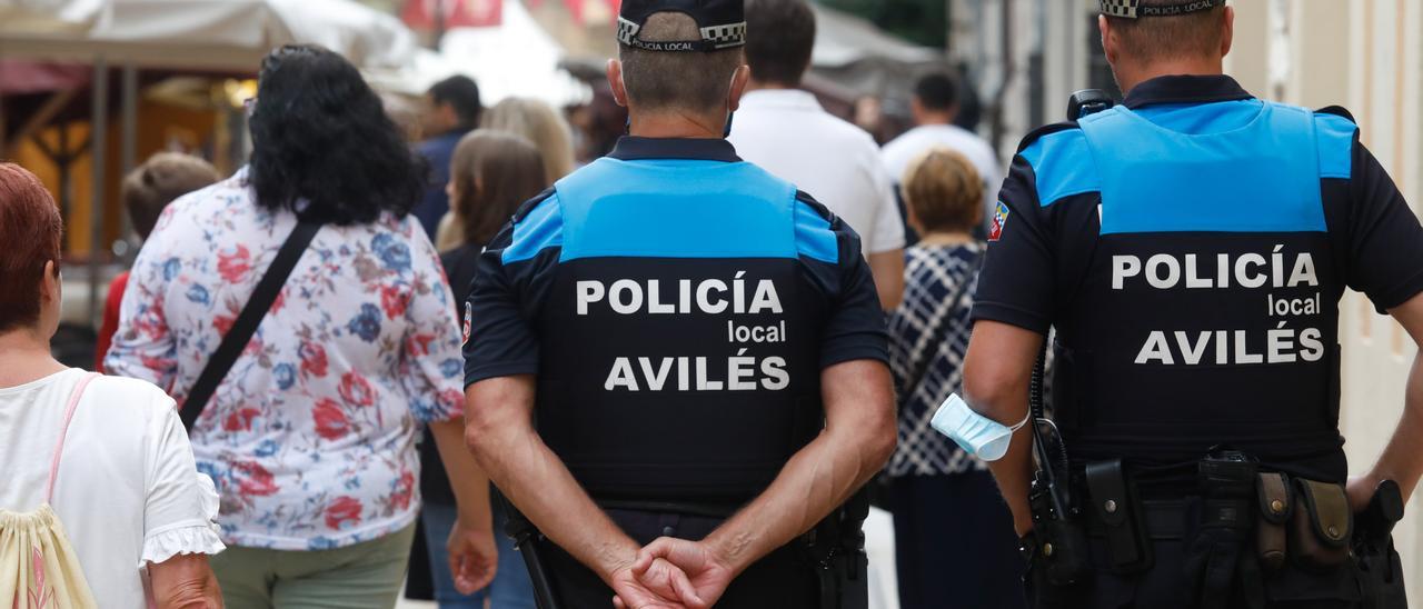 Dos agentes durante las pasadas fiestas de San Agustín